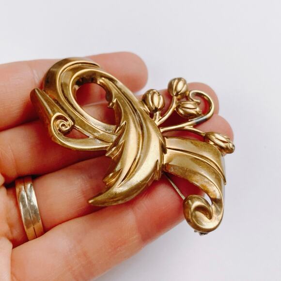 VTG 1940s Brooch Tulip Mid Century Ribbon Floral Scroll Gold Tone Pin - Picture 5 of 10